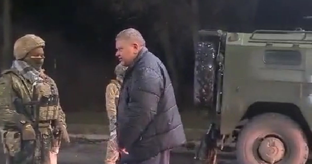 VIDEO. O înregistrare devenit virală. Un vârstnic, către doi soldați ruși înarmați: Eu sunt tot rus, dar trăiesc aici. Nu aveți probleme la voi în țară? Sunteți marionete!”