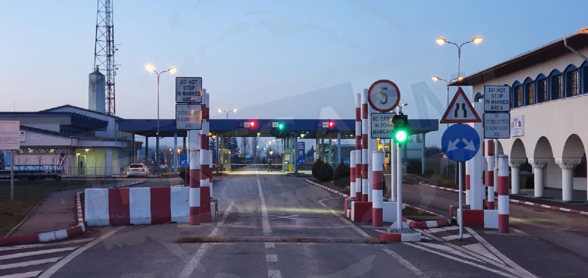 De neînțeles! Polițiștii de frontieră ucraineni îi șicanează pe sătmărenii care duc ajutoare prin Vama Halmeu