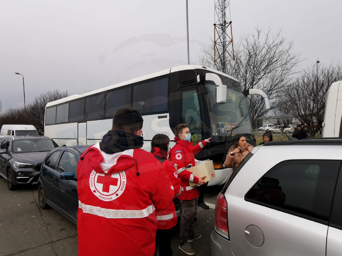 FOTO/VIDEO. Solidaritate cu refugiații din Ucraina. Ajutoare împărțite la vama Petea. Aglomerația continuă