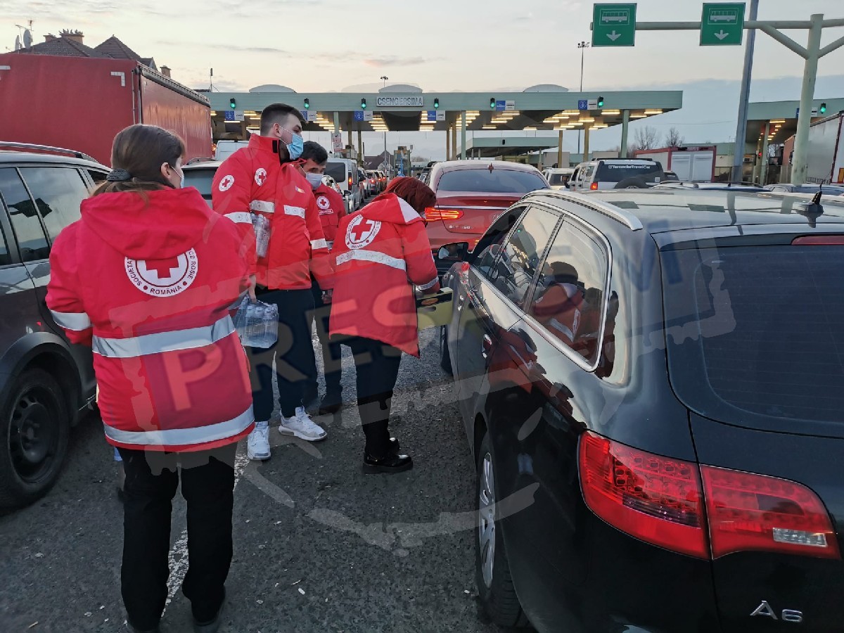 FOTO/VIDEO. Sătmărenii și Crucea Roșie vin în sprijinul sutelor de refugiați ajunși în vama Petea