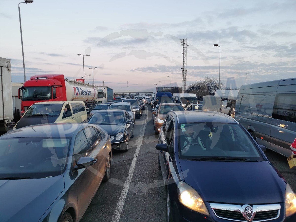 Sume uriașe și aur asupra unor ucraineni ajunși în județul Satu Mare și ieșiți prin PTF Petea