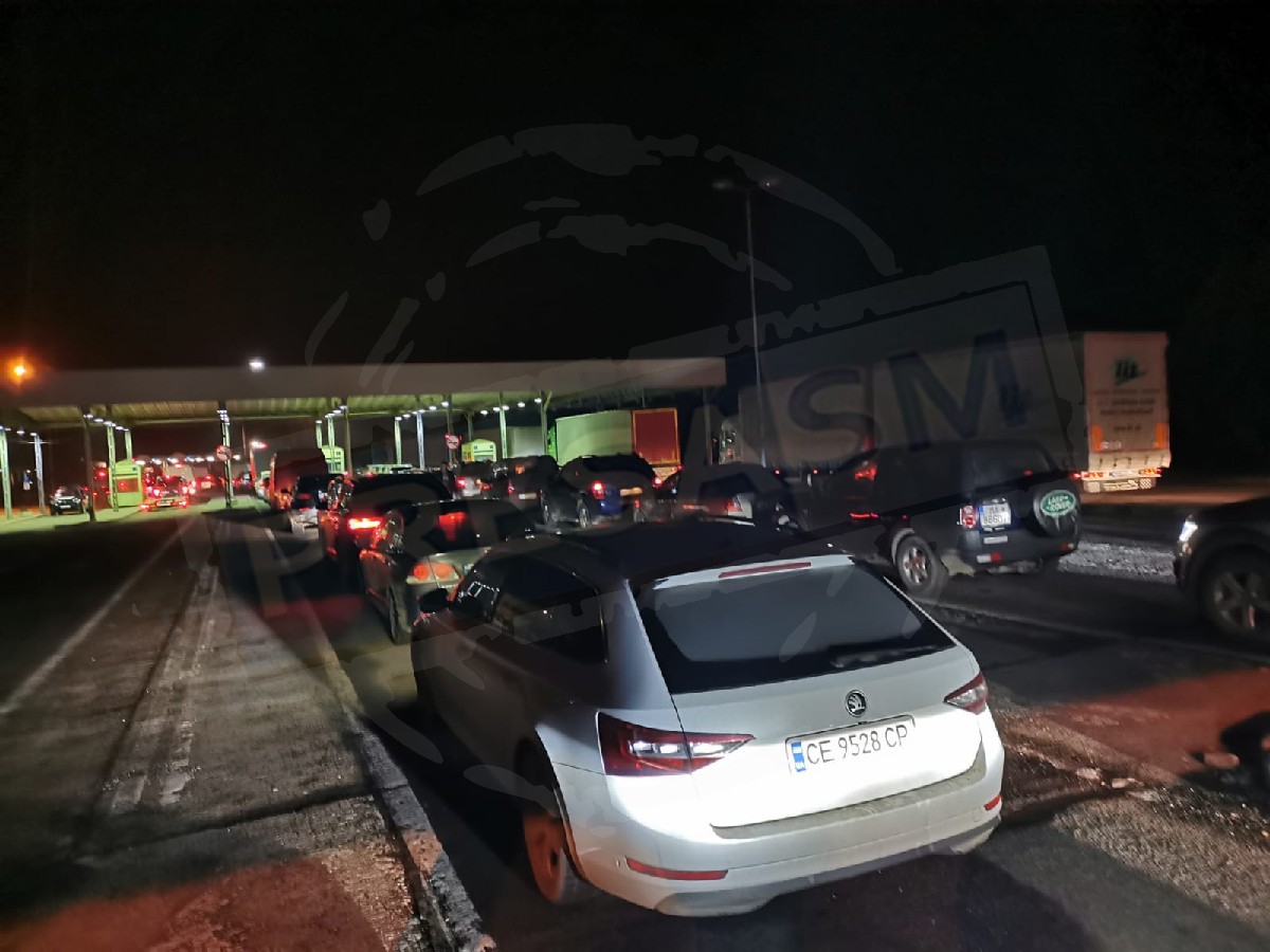 FOTO/VIDEO. Sute ucraineni fug de război spre Occident, prin vama Petea