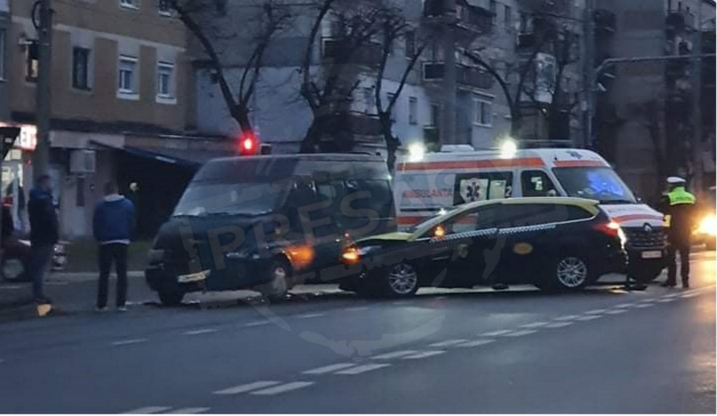 FOTO. Accident între un taximetru și o dubă, pe Drumul Careiului. Două victime la Urgență