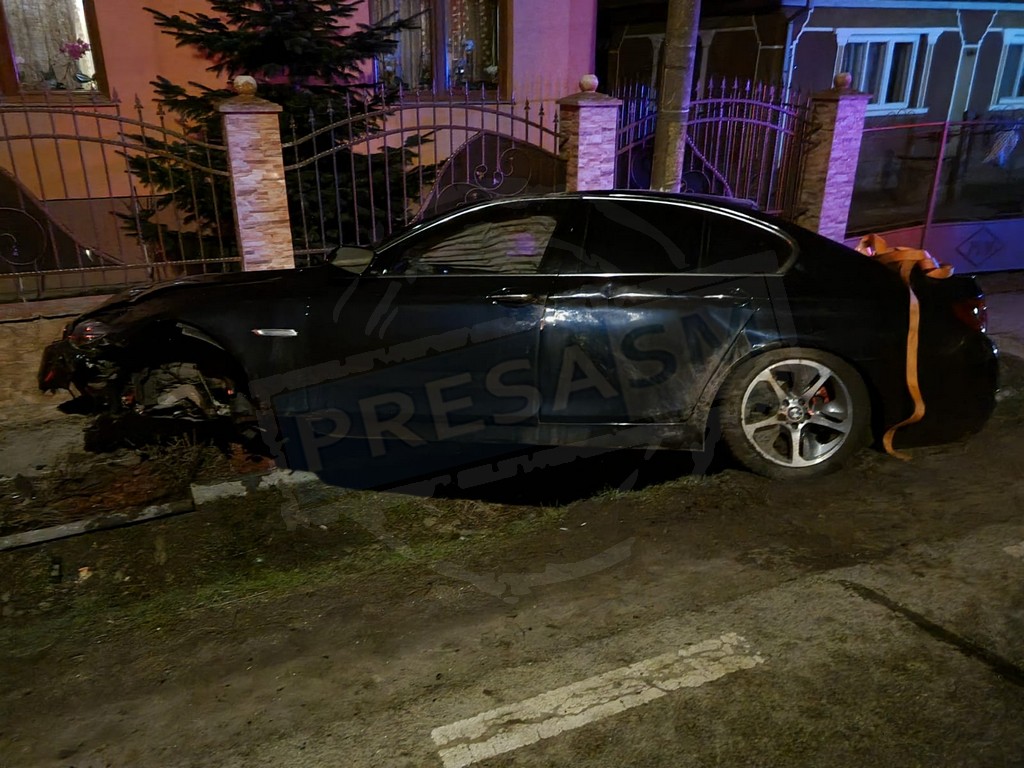 FOTOGALERIE. Un tânăr a adormit la volan. Mașina s-a oprit în gardul unei case