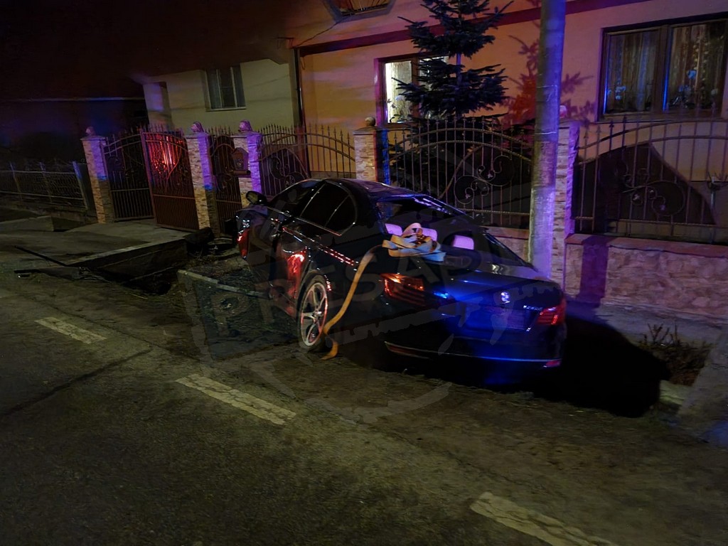 FOTOGALERIE. A adormit la volan și a ajuns cu mașina într-un cap de pod și un gard