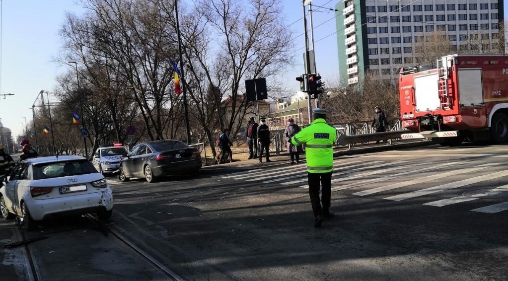 FOTO. Un sătmărean a făcut un accident în lanț. Un copil a ajuns la Urgență