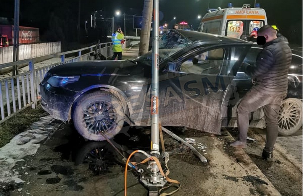 FOTOGALERIE. Un sătmărean beat a spulberat un stâlp cu BMW-ul, pe Drumul Careiului