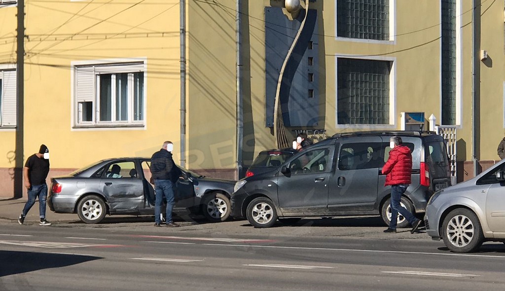 VIDEO. Accident violent pe Drumul Careiului. Noroc uriaș pentru pietoni