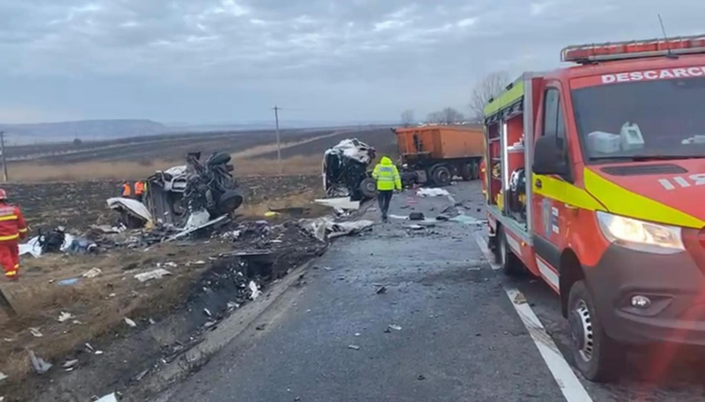 FOTO/VIDEO. Accident cu șapte morți! Impact între un TIR, un microbuz și o ambulanță