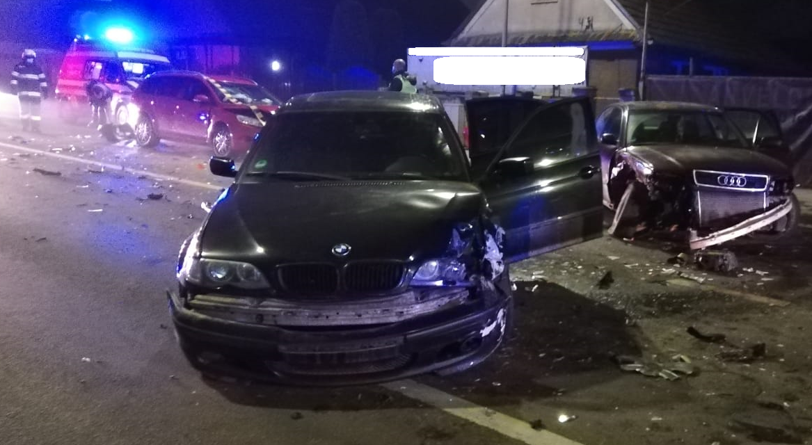 Un sătmărean beat a intrat cu mașina într-un autoturism tractat. Tânăr rănit, trei mașini avariate