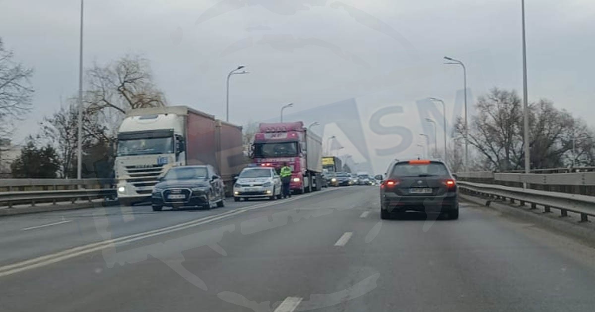 FOTO/VIDEO. Accident pe podul Decebal. Impact între un TIR și un autoturism