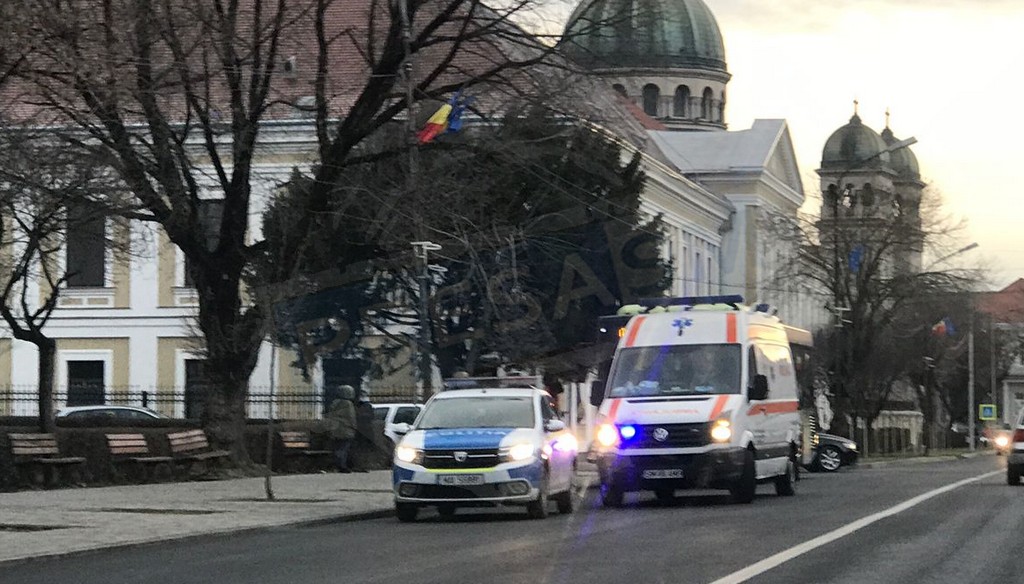 FOTO. Tânără (18 ani) căzută în autobuz, în centrul Sătmarului. Poliția și Ambulanța, la fața locului