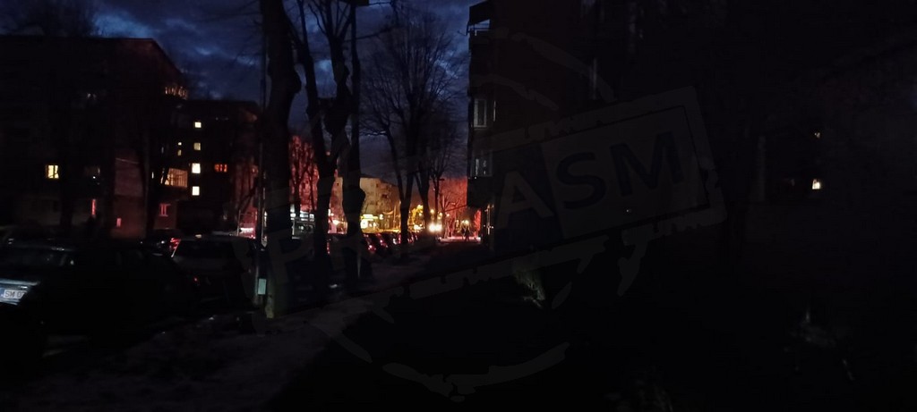 FOTO/VIDEO. Beznă totală în Micro 17! Ziua este iluminat stradal, noaptea se stinge!