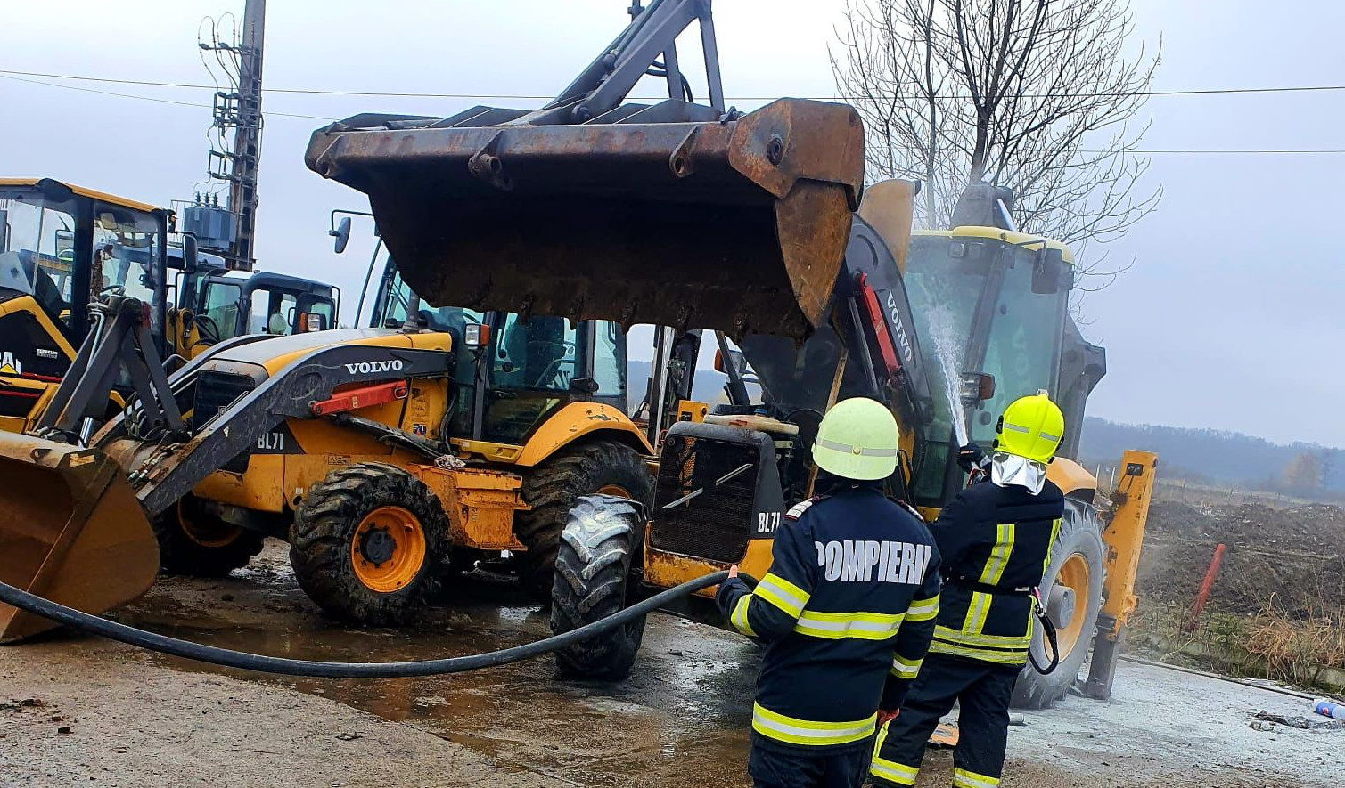 FOTO. Incendiu în județul Satu Mare. Un buldoexcavator a fost avariat
