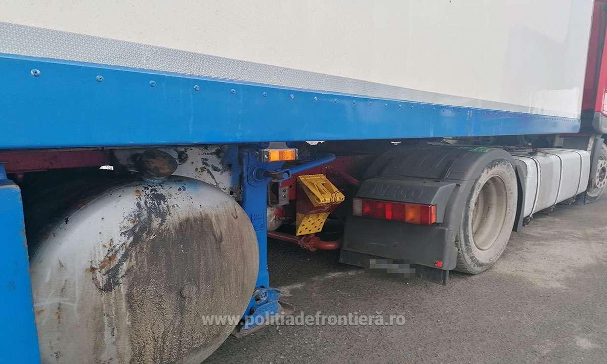 Cei doi sătmăreni au văzut TIR-ul parcat pe marginea drumului și s-au pus pe furat. Au lăsat șoferul fără sute de litri de motorină