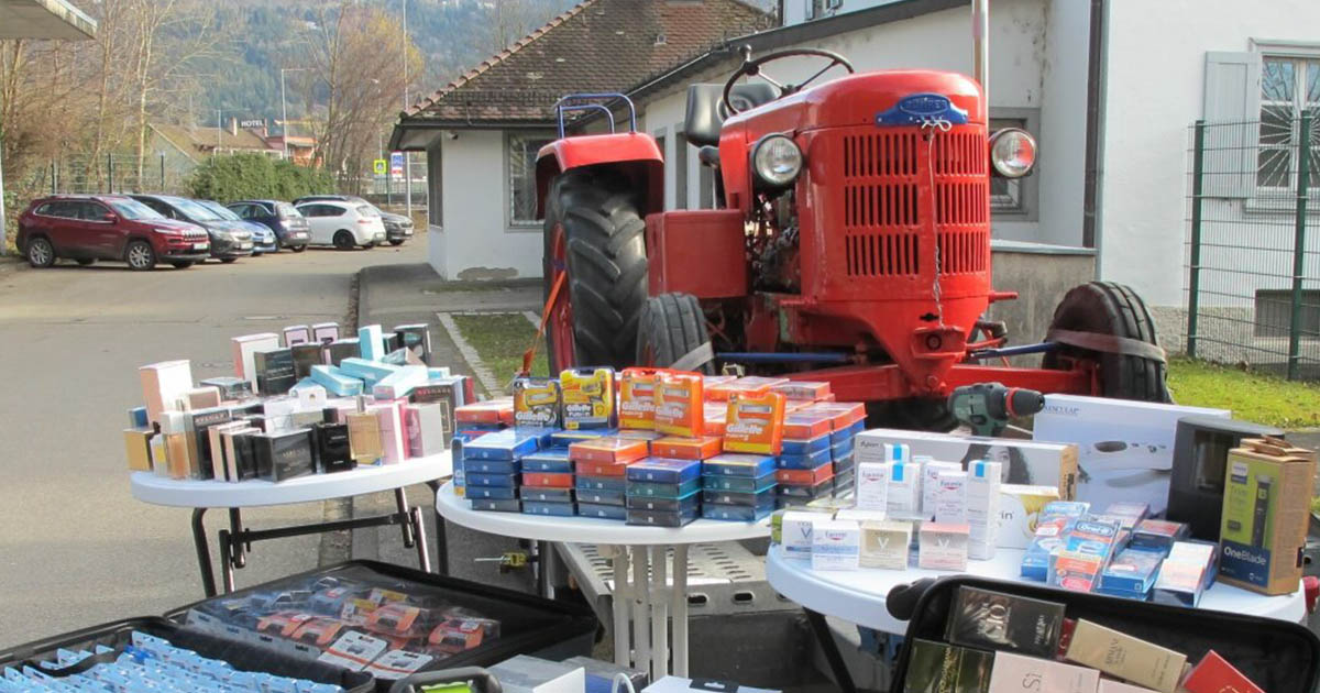 FOTO. Contrabandă cu tractorul de epocă. Cremele, parfumurile și aparatele de ras nu au mai ajuns la noi în țară