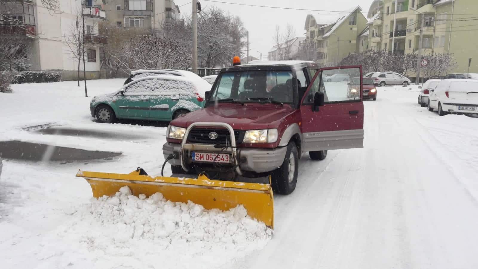 FOTO. Un tânăr om de afaceri deszăpezește GRATUIT străzile din Satu Mare, cu utilajele sale