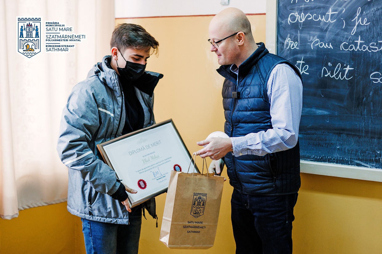 FOTO. Surpriză pentru un elev sătmărean. A fost premiat pentru spiritul său civic