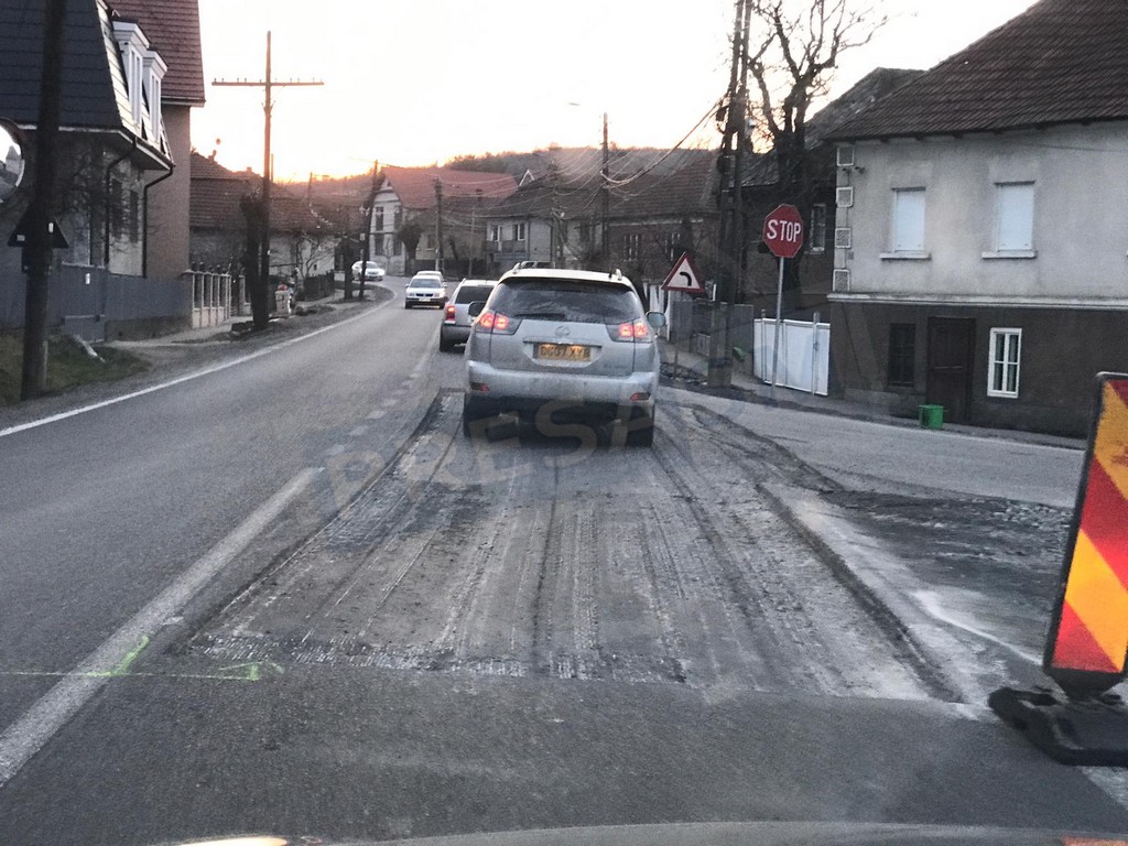 FOTOGALERIE. DN19, proaspăt reabilitat cu ”artificii”, este acum peticit. Ăsta da rateu!