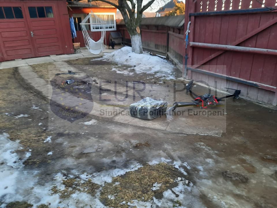 FOTO. O femeie s-a trezit cu o dronă și un colet surpriză în curtea casei. A sunat rapid la 112