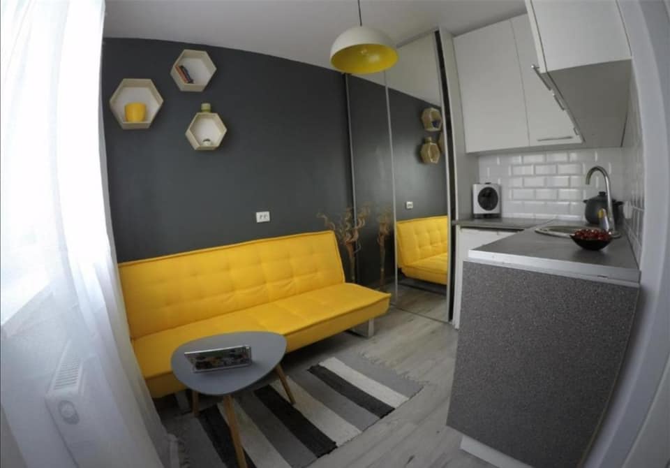 Reacții amuzante pe net, după anunțul unei garsoniere scoase la închiriat: "Ajungi singur acasă şi tot trebuie să intri pe rând"