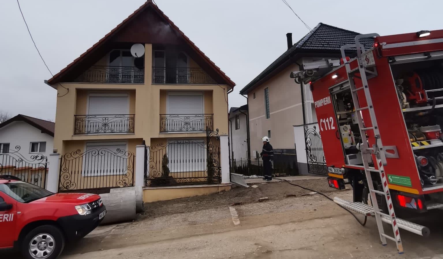 FOTO. Incendiu la o casă din cea mai bogată comună din județul Satu Mare