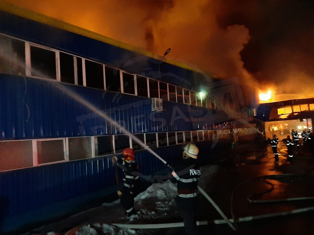 FOTO/VIDEO. Incendiu uriaș la o fabrică. Intervin pompierii din 4 județe!