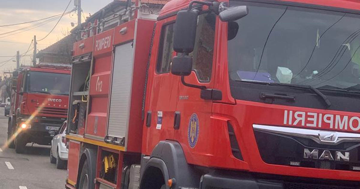 FOTO. Incendiu la o casă din municipiul Satu Mare. Mai multe echipaje la fața locului