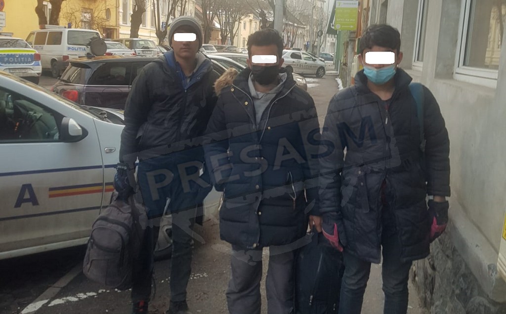 FOTO. Țeapă luată de 7 migranți ascunși într-un camion de Satu Mare. Au ajuns la Poliție, nu la frontieră