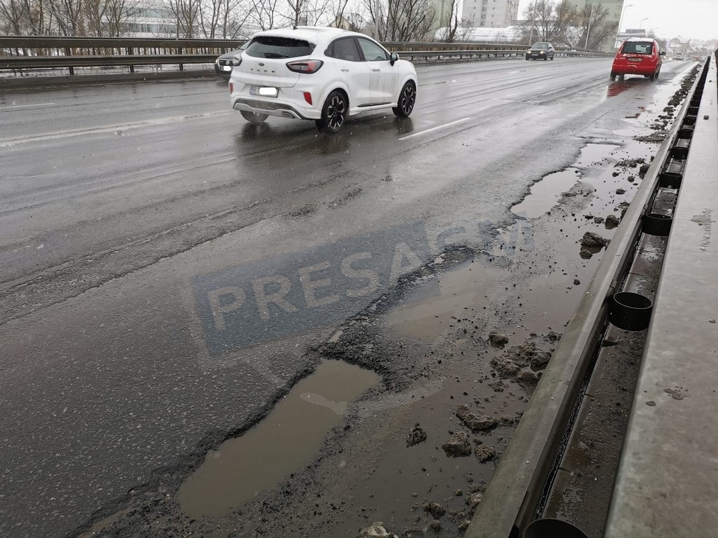 FOTOGALERIE. Atenție, capcane pe Podul Decebal! Gropi și cratere în asfaltul ”reabilitat”