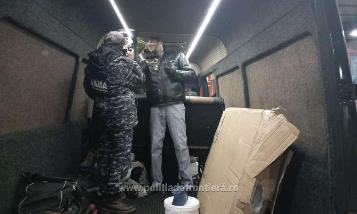 FOTOGALERIE. Vama Halmeu. Un șofer s-a ales cu dosar penal din cauza ”căptușelii” microbuzului