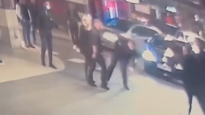 VIDEO. Polițist lovit de un interlop. Alți patru polițiști doar s-au uitat
