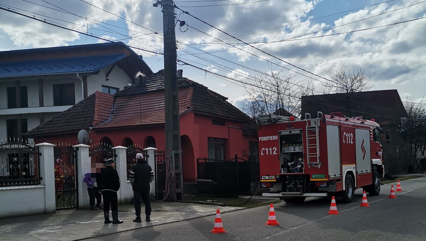 FOTO. Intervenție de urgență a pompierilor la o casă din județul Satu Mare. Degajare mare de fum