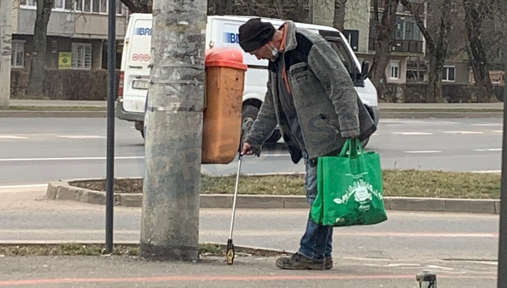 VIDEO. Sătmărean model de civism. Strânge mucurile de țigară aruncate de alții