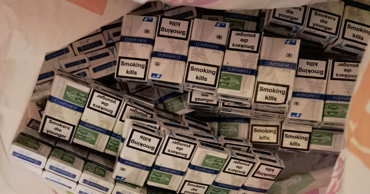 FOTO. Prins pe străzile Sătmarului cu sacoșa plină de țigări. Acum e cercetat pentru contrabandă