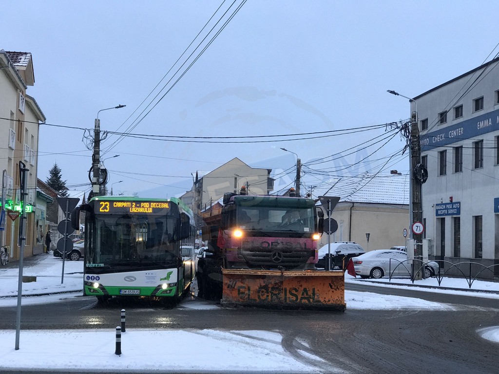 FOTO/VIDEO. Mașina de deszăpezire a Florisal, defectă în sens. Șofer pus pe harță