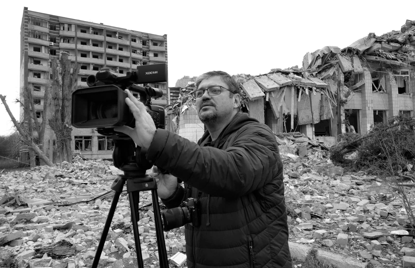 FOTO. Povestea sătmăreanului neînfricat. Filmează cele mai afectate zone de război din Ucraina