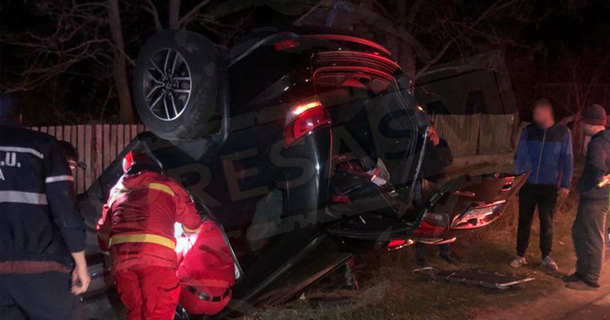 FOTO. Accident în județul Satu Mare. Șofer încarcerat după ce a ajuns cu mașina în șanț