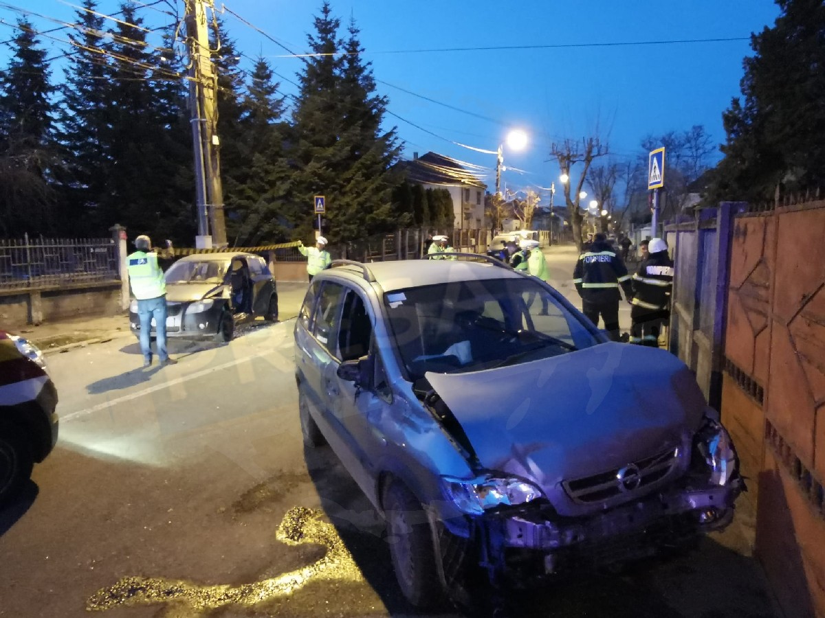 FOTO/VIDEO. Impact puternic între două mașini, în municipul Satu Mare. O mașină a ajuns în stâlp, alta în gardul unei case
