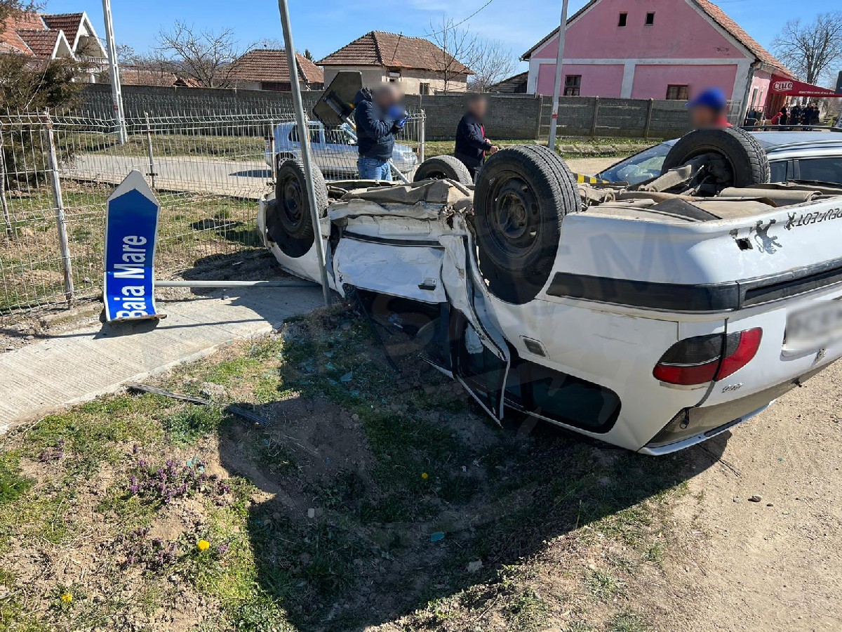 FOTO. Accident cu victime în județ. Mașină răsturnată după o coliziune cu un alt automobil