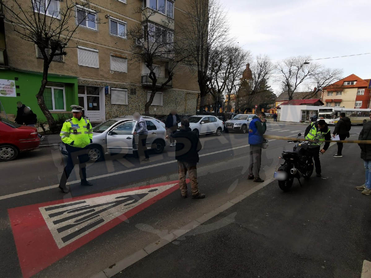 FOTO. Accident în municipiul Satu Mare. Motociclistă lovită de o mașină