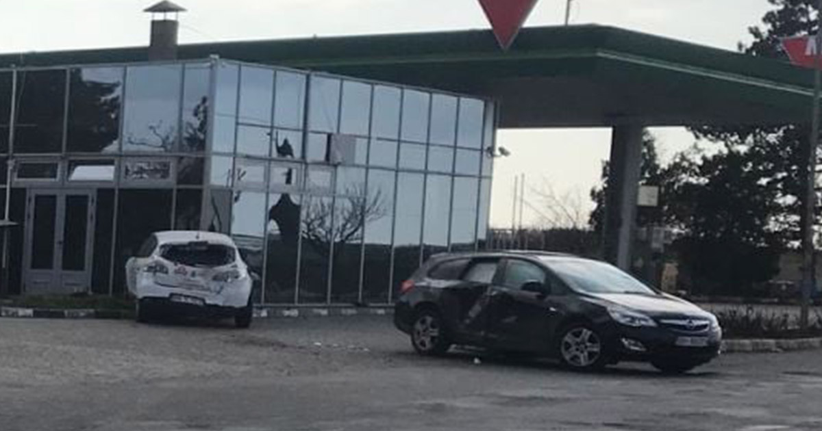 FOTO/VIDEO. Accident la Carei. O mașină a intrat într-o benzinărie, o țeavă de gaze a fost afectată