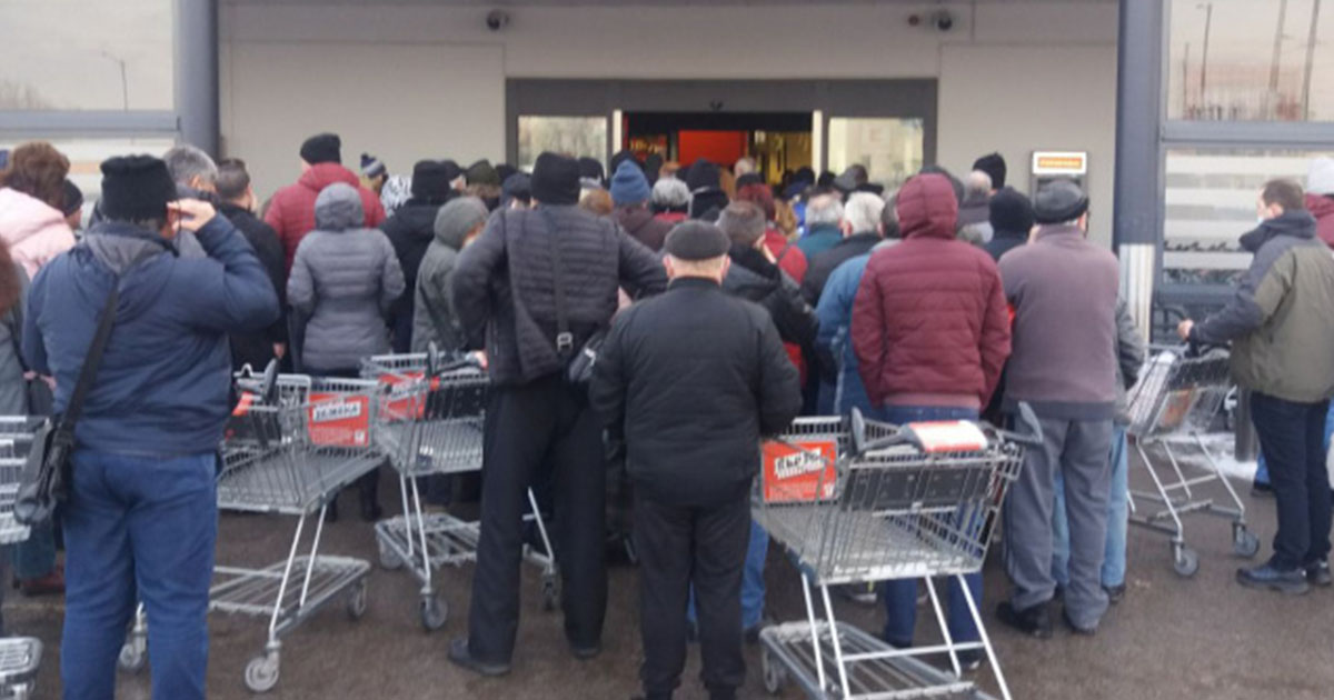 FOTO/VIDEO. În țara vecină, goana după ulei a luat o turnură tragică. Un bărbat a murit chiar în magazin