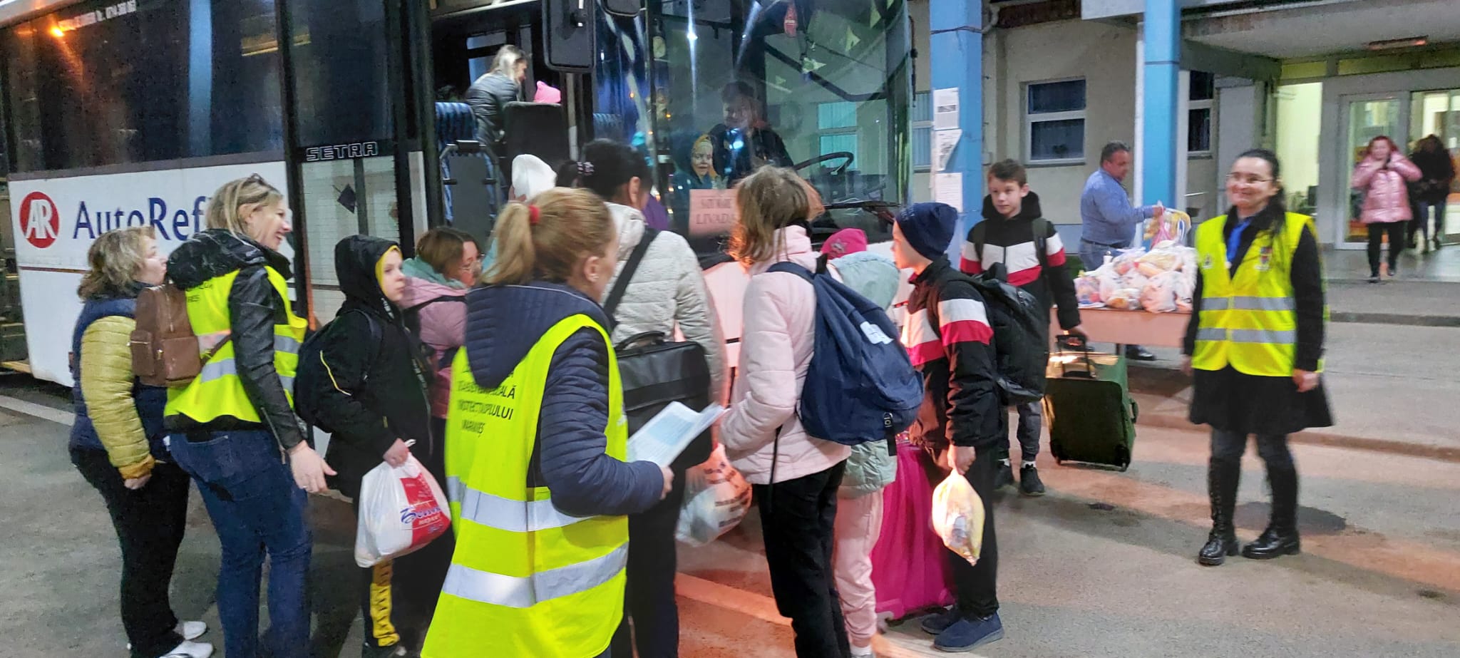 Pregătiri la Prefectură. Noi grupuri de copii, refugiați din Ucraina, așteptați la Halmeu