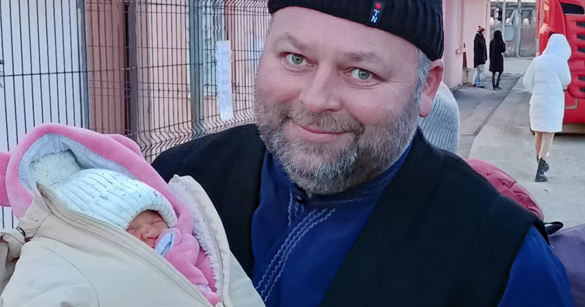 FOTO. Născut în aceeași zi cu războiul. Bebelușul Alexandr, sprijinit de jandarmii sătmăreni în drumul spre siguranță