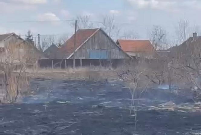 FOTO. Incendiu în județul Satu Mare. Un bunic a vrut să fie erou, dar a fost rănit