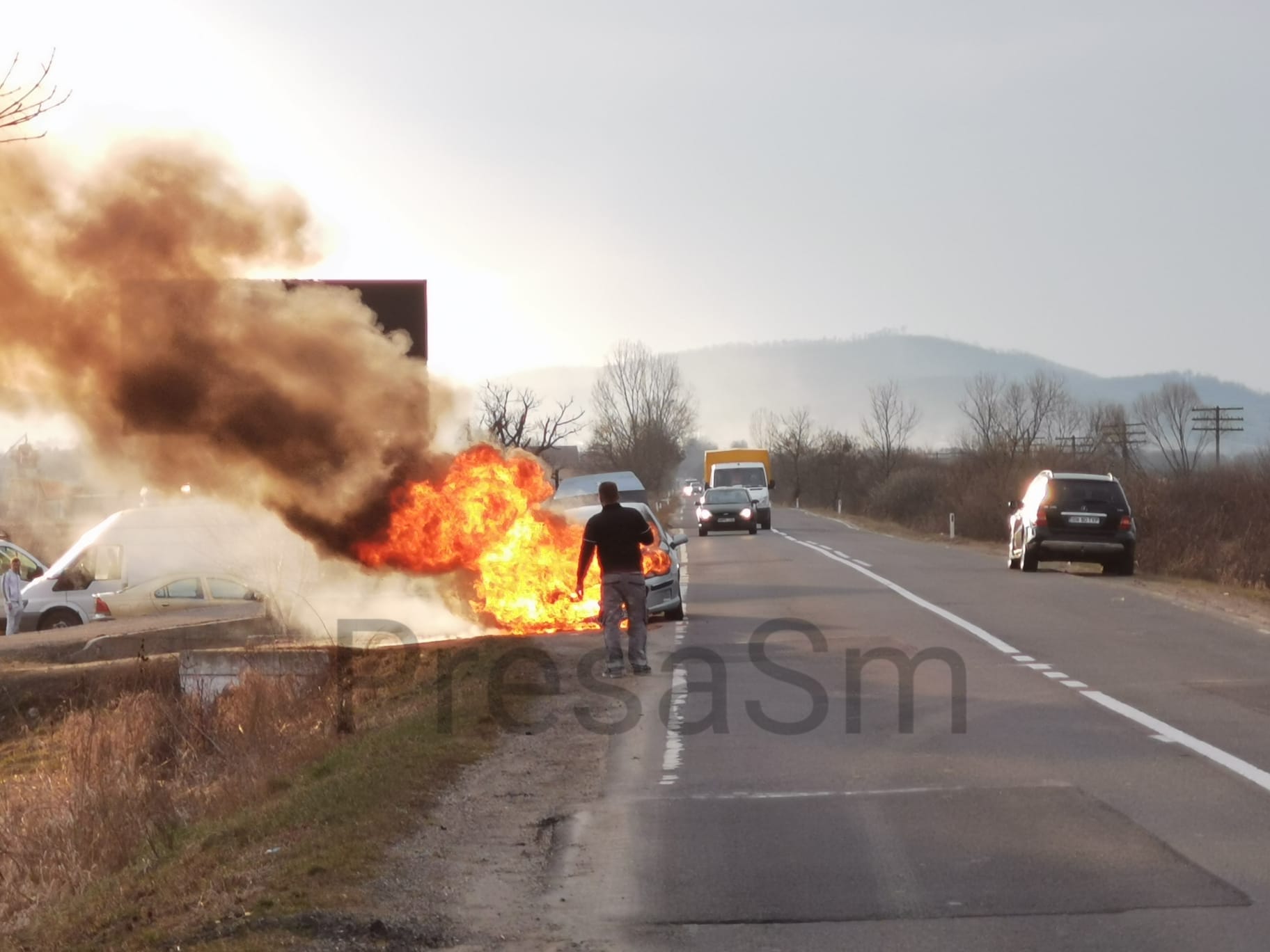 FOTO/VIDEO. Mașină în flăcări pe DN19, în județul Satu Mare. Șoferul s-a salvat la timp