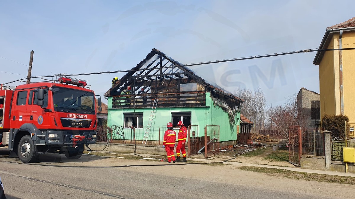 FOTOGALERIE. Casă cu etaj cuprinsă de flăcări, în județul Satu Mare. Distrusă parțial