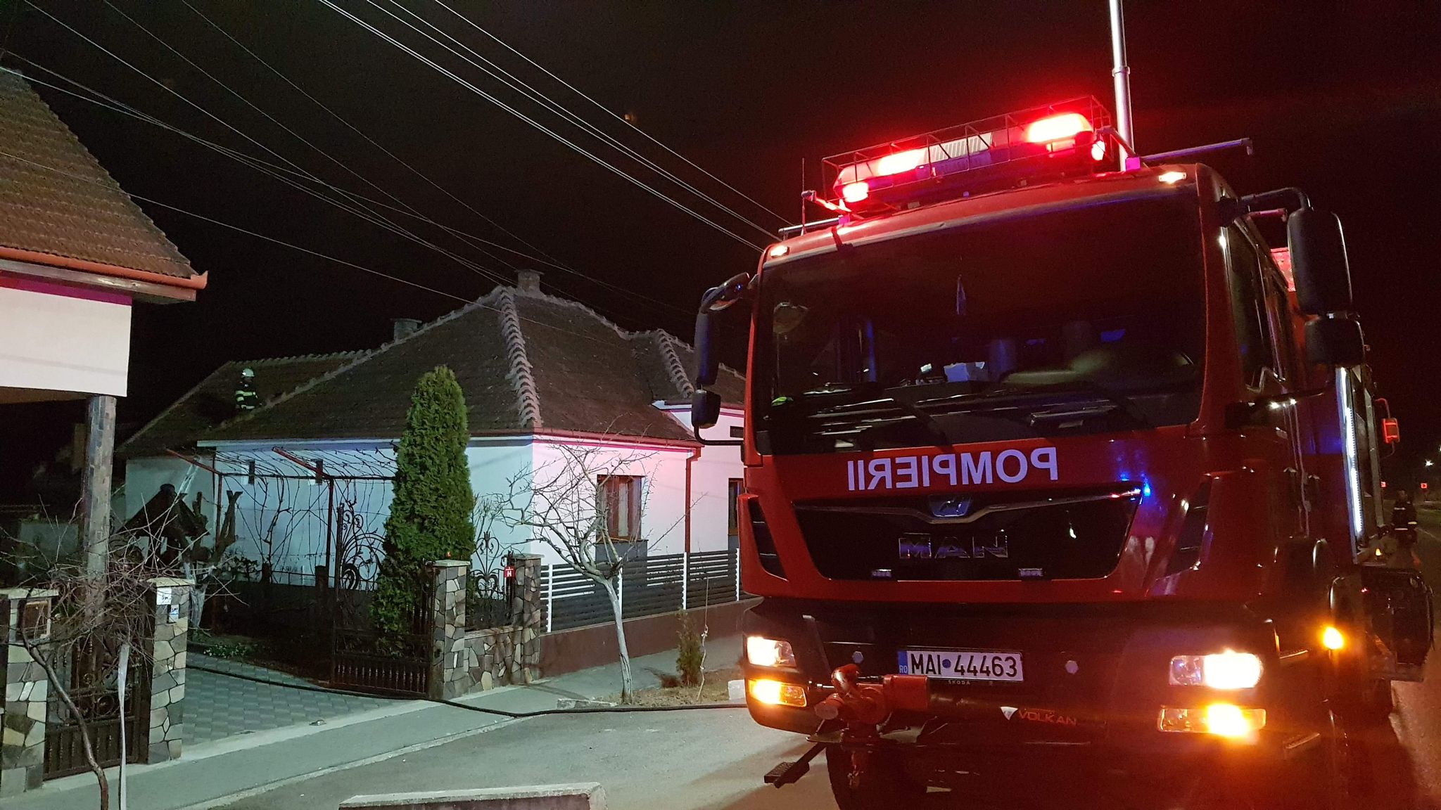 FOTO/VIDEO. Incendiu la o casă din județul Satu Mare. Ce spun pompierii
