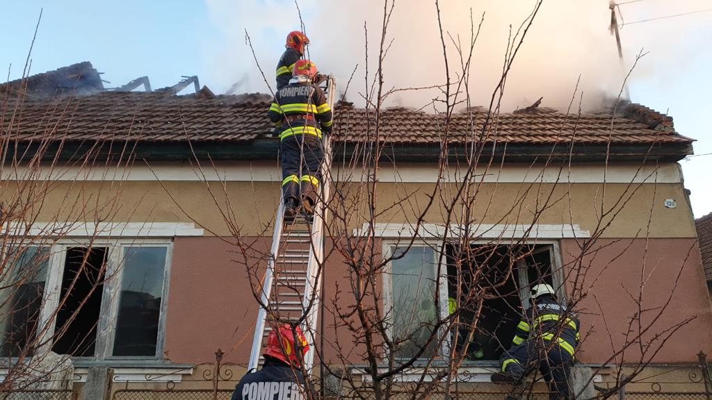 Incendiu în județul Satu Mare. O casă la un pas să fie cuprinsă de flăcări